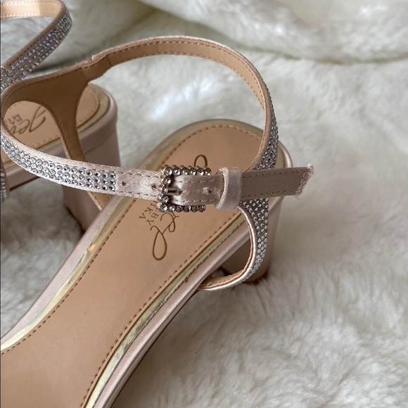 Jewel Badgley Mischka Cream and Silver Heels Sophisticated Style - Picture 4 of 13